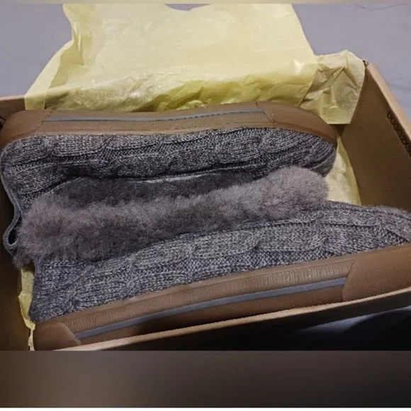 UGG Rylan - Grey - New in box - Size 6 - Picture 3 of 4